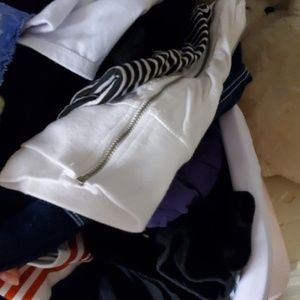 😎 Mystery box of shirts / tops: 5lb OR 3-5 tops